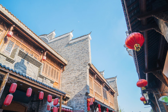 仰拍武漢漢口里古建筑的局部細(xì)節(jié)