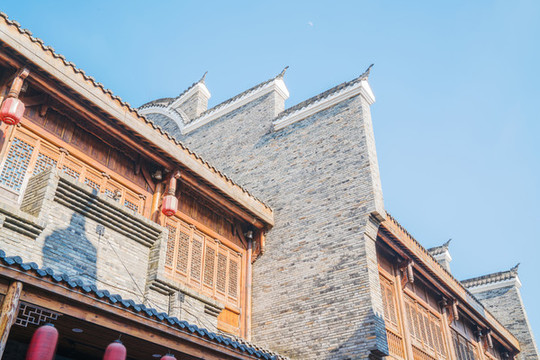 仰拍武漢漢口里古建筑的局部細(xì)節(jié)