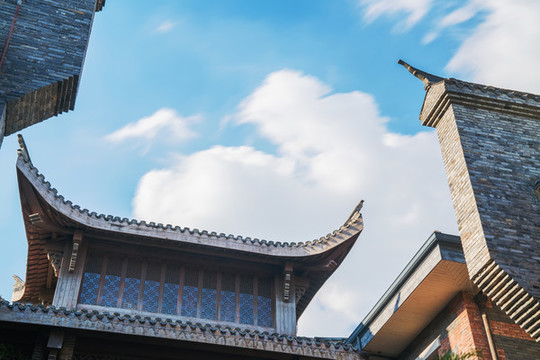 仰拍武漢漢口里古建筑的局部細(xì)節(jié)