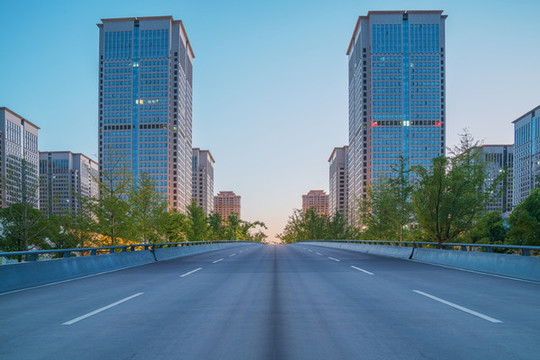 武漢城市建筑天際線和柏油馬路
