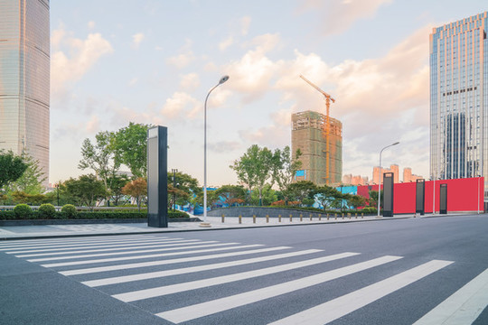 武漢城市建筑天際線和柏油馬路