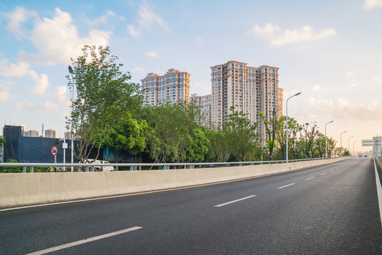 武漢城市建筑天際線和柏油馬路