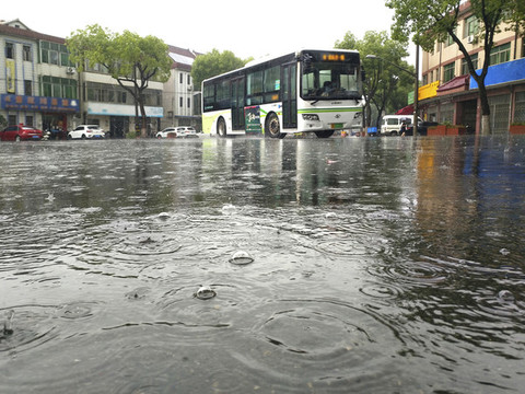 暴雨天公交行車