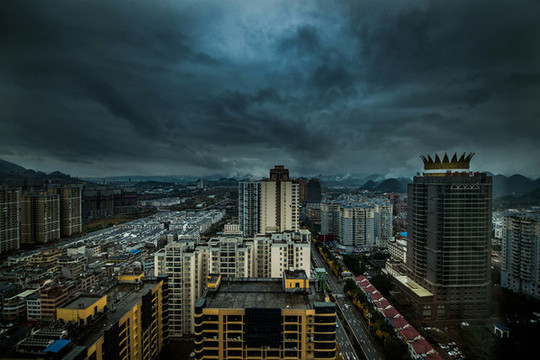 烏云下的城市