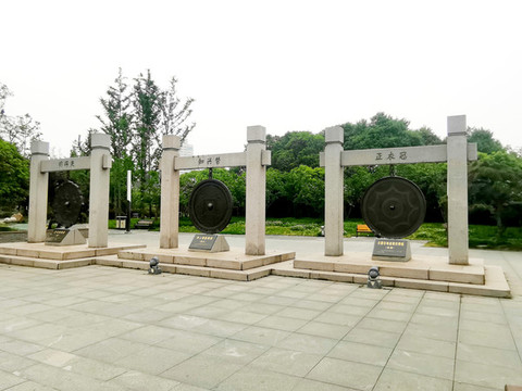 銅鏡雕塑