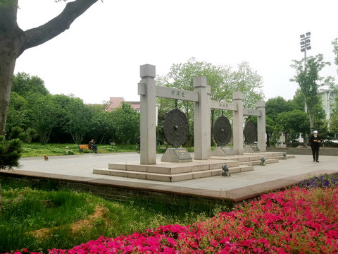 銅鏡雕塑