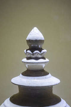 宋代鞏縣窯白瓷塔蓋罐局部大圖