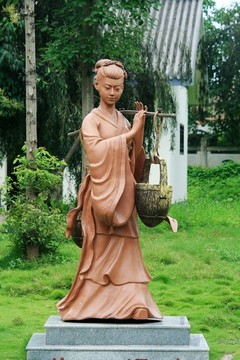 挑水雕塑