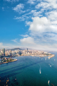 航拍青島海岸線灣區(qū)景觀