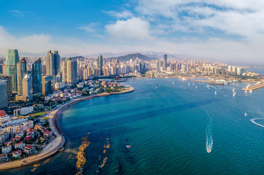航拍青島海岸線灣區(qū)全景