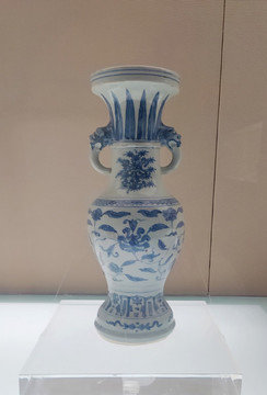 青花纏枝紋獸耳瓶