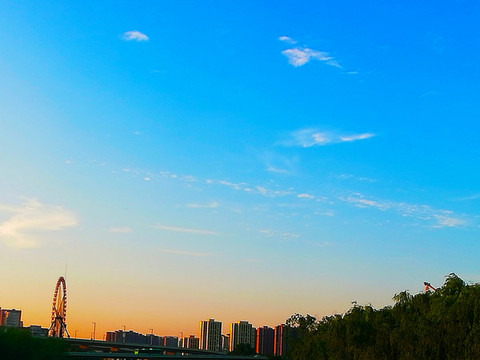 夕陽下的摩天輪