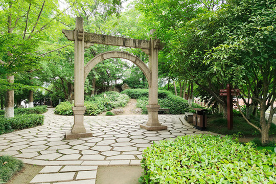鎮(zhèn)江金山景區(qū)石排牌坊