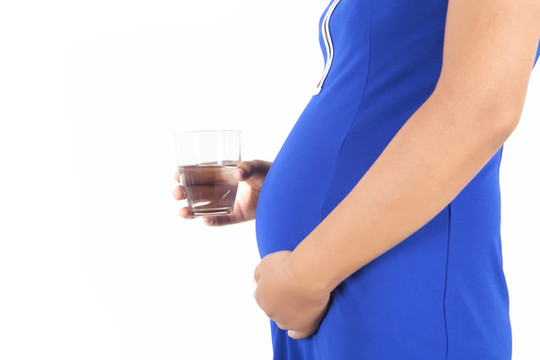飲水的孕婦