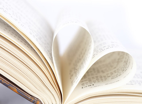 書(shū)頁(yè)折成愛(ài)心的書(shū)籍