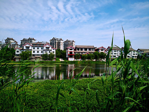 池塘邊的小鎮(zhèn)