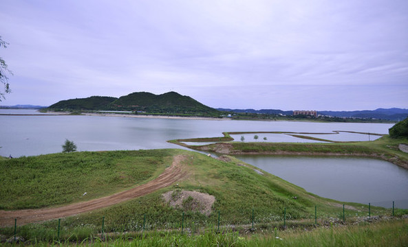 雨后鄖陽漢江江岸植被更茂盛