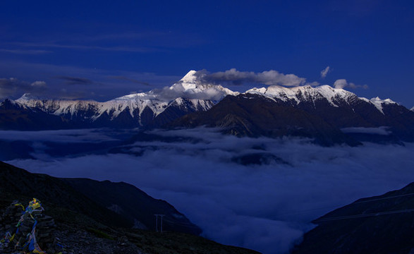 月光下貢嘎群峰