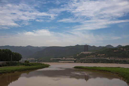 中國(guó)山西臨縣磧口古鎮(zhèn)黃河與塔樓