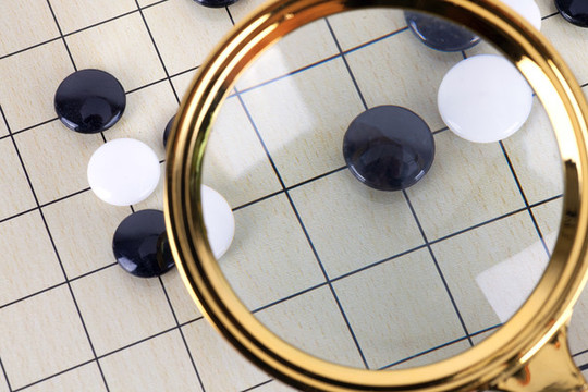 放大鏡下的黑棋子
