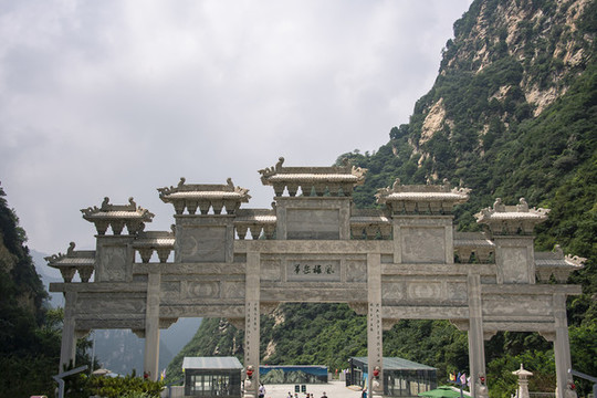 陜西華山西峰大門華岳雄風(fēng)牌坊