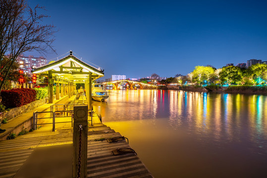 大運(yùn)河畔風(fēng)光夜景
