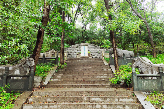 鎮(zhèn)江北固山魯肅墓