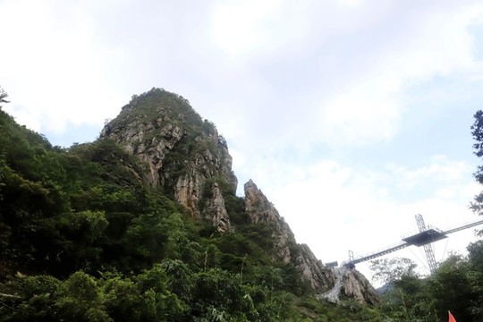 仰視山峰