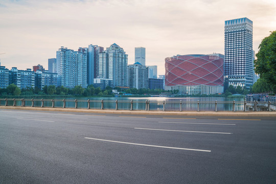 武漢城市建筑天際線(xiàn)和柏油馬路