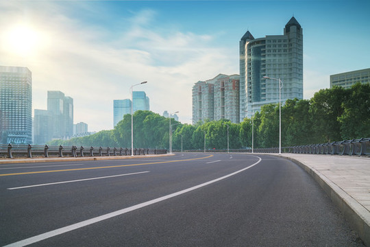 武漢城市建筑天際線和柏油馬路