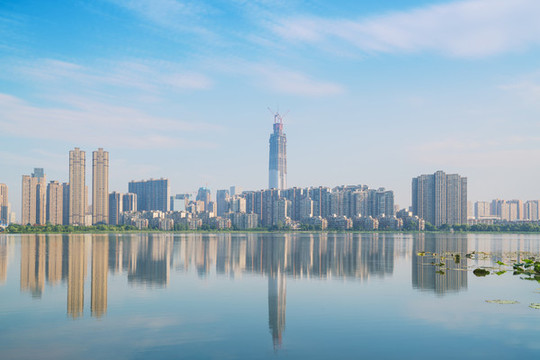 武漢城市建筑天際線和沙湖風(fēng)光