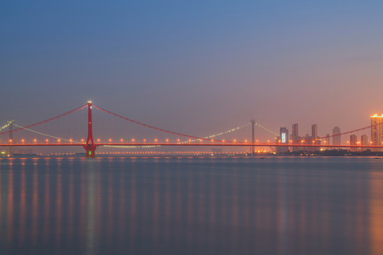 武漢城市天際線和長(zhǎng)江漢江夜景
