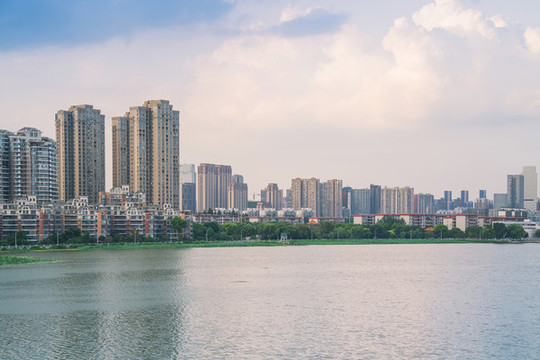武漢城市建筑天際線和沙湖風(fēng)光