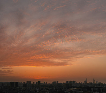 城市上空火燒云