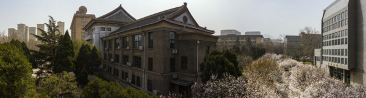 鮮花盛開(kāi)的山東師范大學(xué)