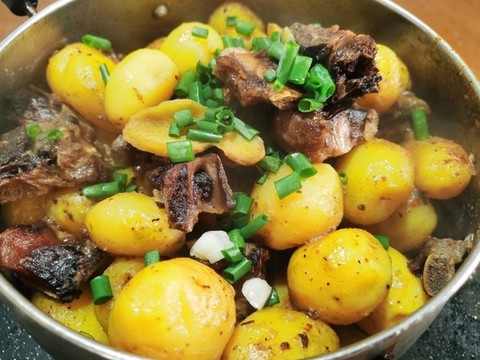 臘排骨燉土豆仔