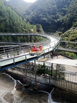 龍騰峽漂流玻璃滑道