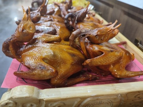 脆皮乳鴿