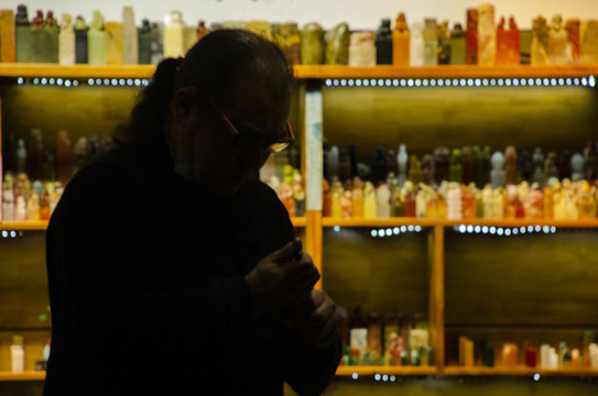 老藝人在文玩店篆刻刻印刻章
