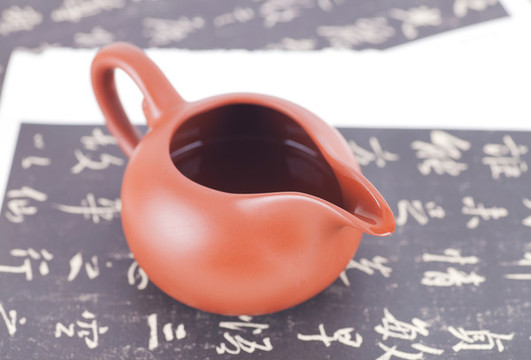 毛筆書法字帖上的紫砂茶具