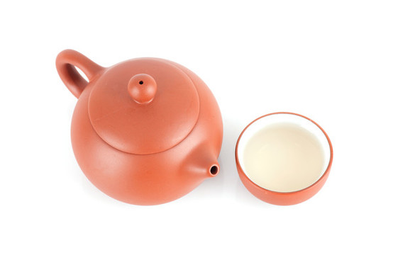 白背景上的西施乳壺和一碗茶