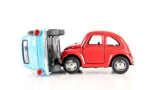 白背景上兩輛小汽車模型模擬的車