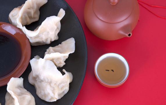 節(jié)日氣氛里的一盤(pán)餃子和茶水