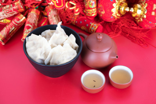 喜慶場景里的茶水和餃子