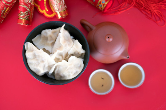 喜慶場景里的茶水和餃子