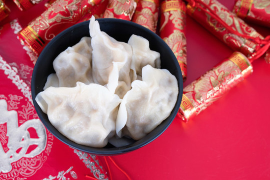 新年的各種裝飾品和一碗餃子