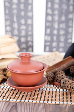 幾味常見(jiàn)的中藥藥材和一個(gè)紫砂茶
