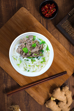 牛肉粿條湯