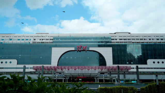 現(xiàn)代建筑晴天深圳火車站