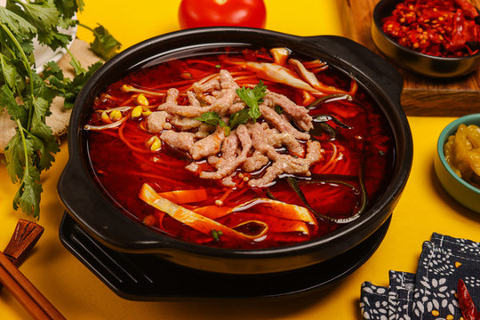 紅湯肉絲米線
